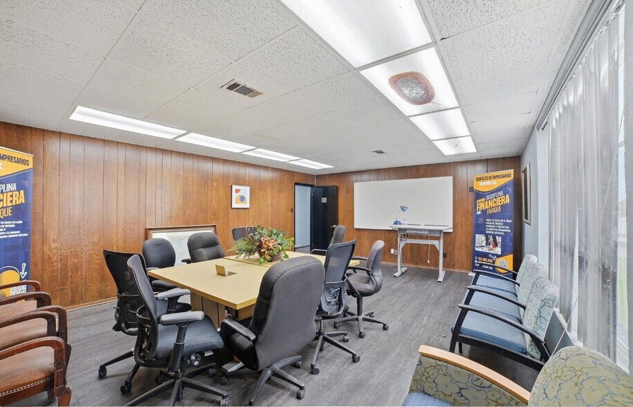More Photos Of 2908 11th St, Dallas Office For Sale