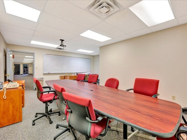 More Photos Of 321 N 1st St, Lufkin Office For Sale