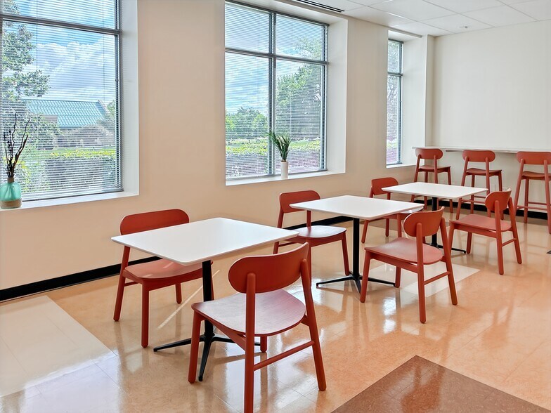 More Photos Of 5400 Prairie Stone Pkwy, Hoffman Estates Coworking Space