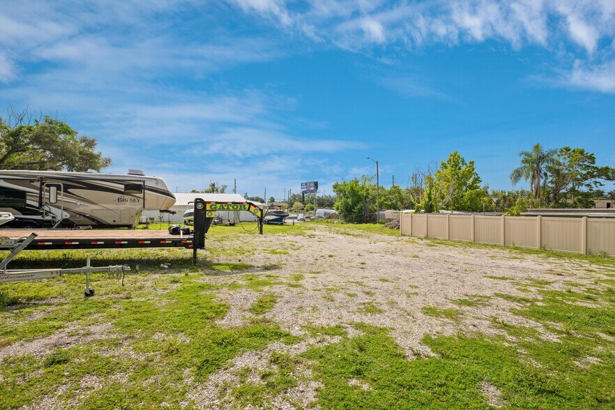 More Photos Of 4349 Louis Ave, Holiday Warehouse For Sale