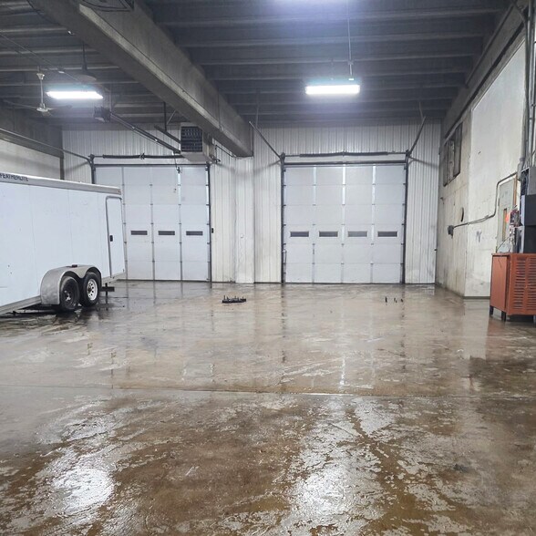 More Photos Of 104 11th St NE, Austin Warehouse For Lease