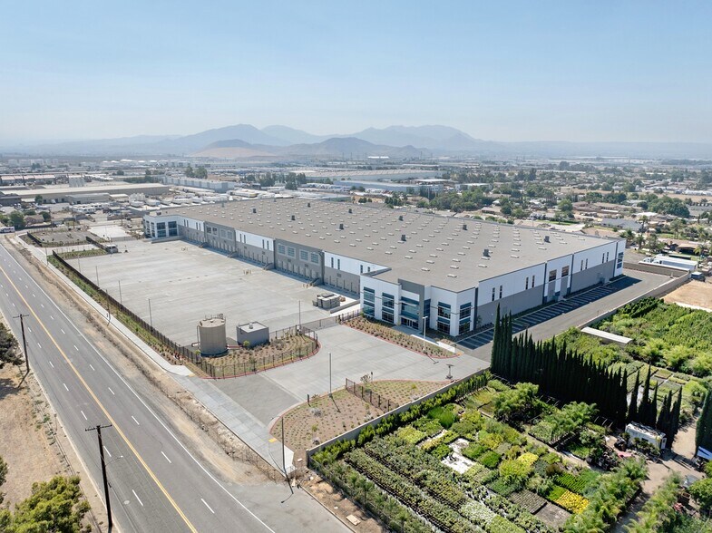 More Photos Of 19275 Slover Ave, Bloomington Warehouse For Lease