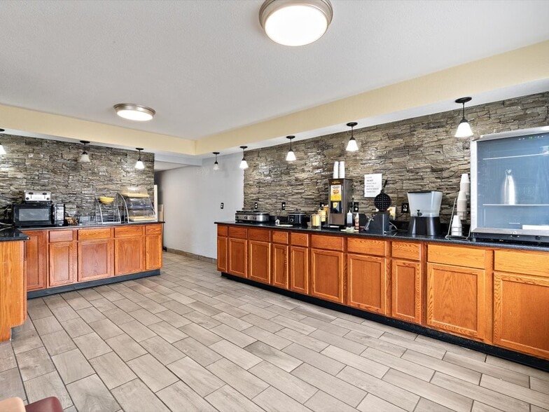 More Photos Of 2105 1st Ave, Rock Falls Hotel For Sale