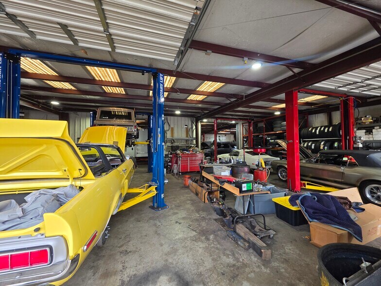 More Photos Of 259 N Price Rd, Buford Flex For Sale