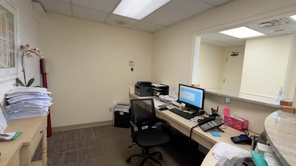 More Photos Of 140 S Long Beach Ave, Freeport Office For Sale