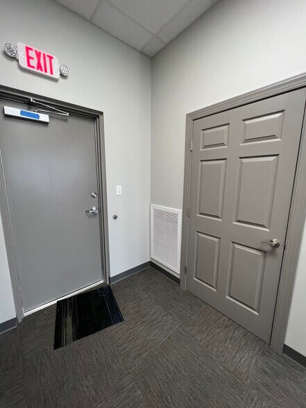 More Photos Of 192 Oakland Pky, Leesburg Office For Lease