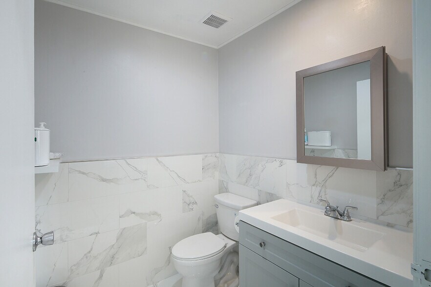 More Photos Of 2621 W Woodland Dr, Anaheim Manufacturing For Sale