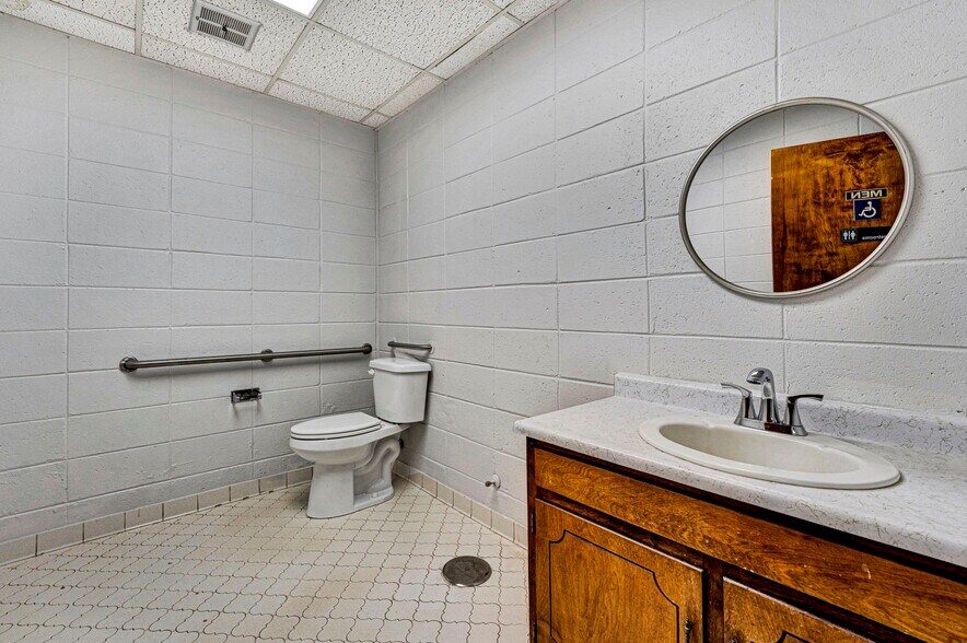 More Photos Of 221 W Laurens St, Laurens Medical For Lease