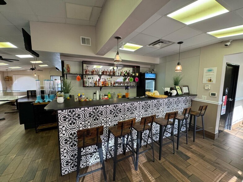 More Photos Of 1297 Fort St, Wyandotte Restaurant For Sale