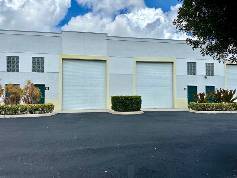 More Photos Of 2937 Ravenswood Rd, Fort Lauderdale Self Storage For Sale