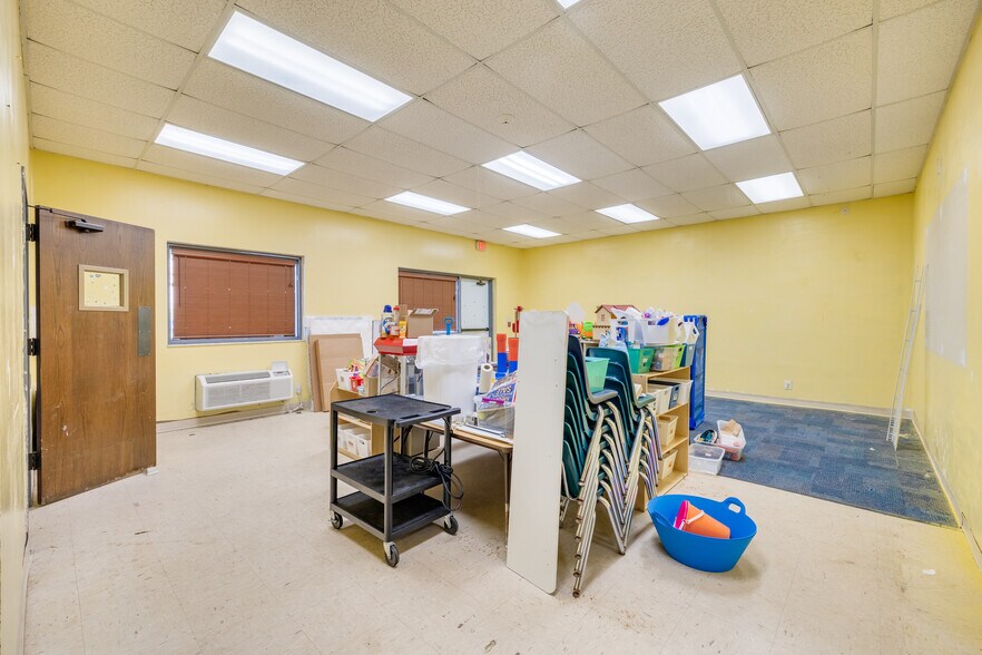 More Photos Of 3170 N McMullen Booth Rd, Clearwater Schools For Lease