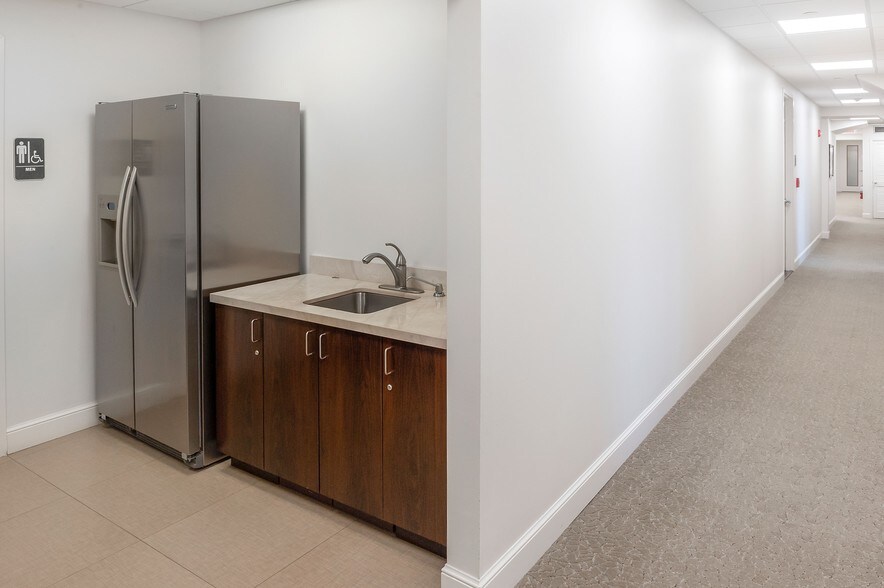 More Photos Of 324 Royal Palm Way, Palm Beach Office For Lease