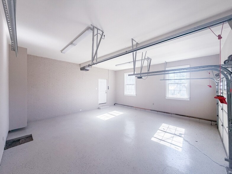 More Photos Of 621 E College St, Pulaski Hotel For Sale