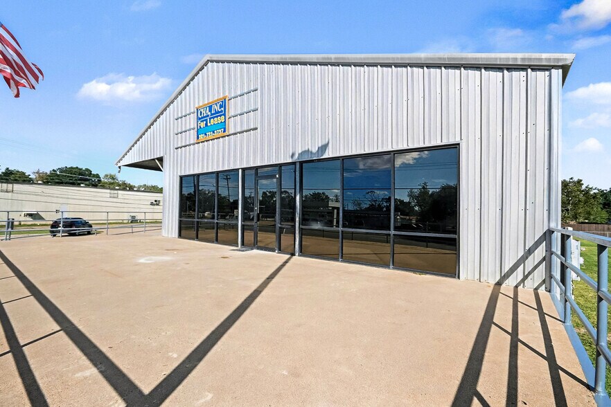 More Photos Of 110 N Walker St, Angleton Warehouse For Lease