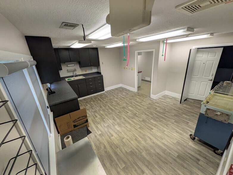 More Photos Of 2527 W Dublin Granville Rd, Columbus Veterinarian Kennel For Sale