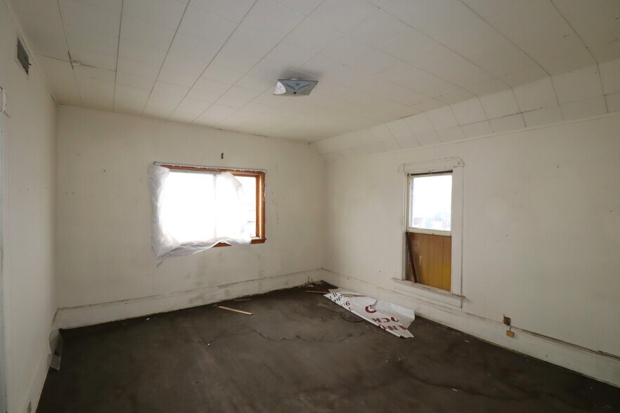 More Photos Of 522 Sanborn Ave, Ashland Storefront Retail Residential For Sale