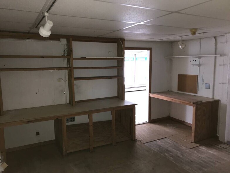 More Photos Of 62 Middlesex Tpke, Burlington Freestanding For Sale