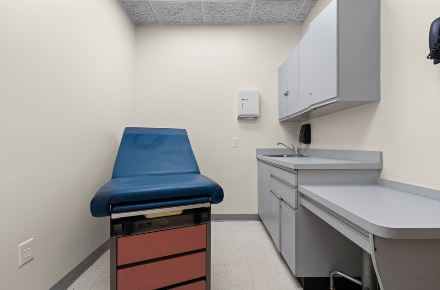 More Photos Of 1097 Old Country Rd, Plainview Medical For Lease