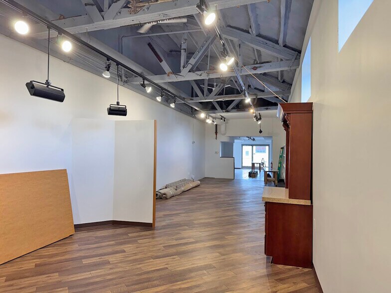 More Photos Of 7675 Highland Rd, Waterford Showroom For Lease