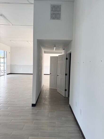 More Photos Of 448 E Venice Ave, Venice Freestanding For Lease