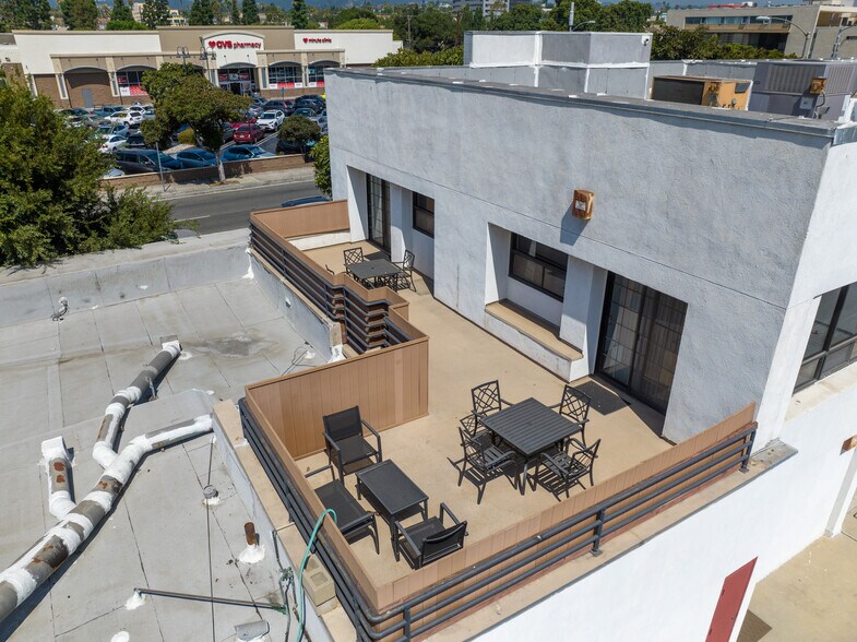 More Photos Of 2500-2512 Santa Monica Blvd, Santa Monica General Retail For Sale