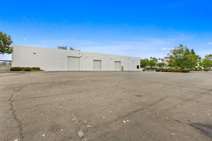 More Photos Of 744 N Eckhoff St, Orange Office For Lease