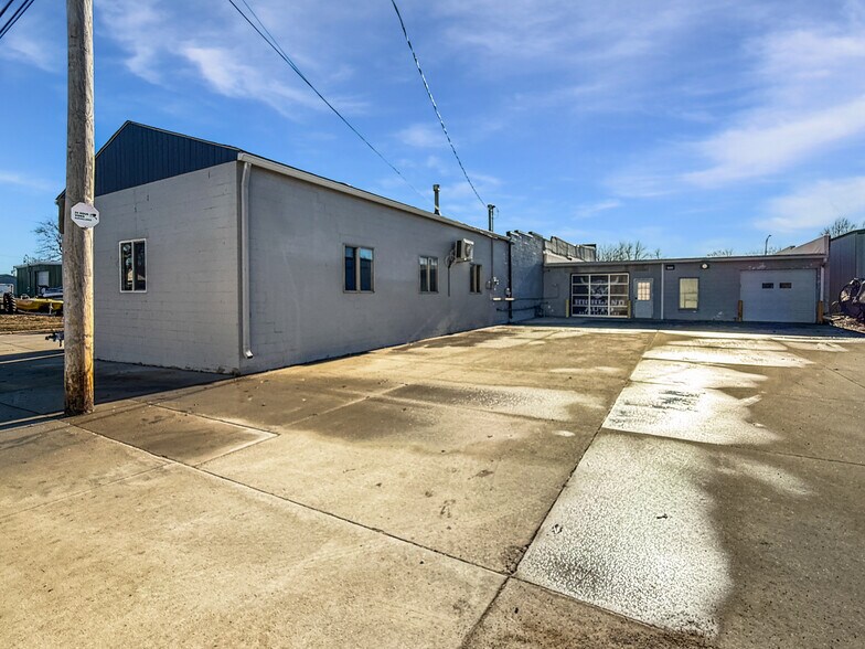 More Photos Of 901 W Mamie Eisenhower Ave, Boone Auto Repair For Sale