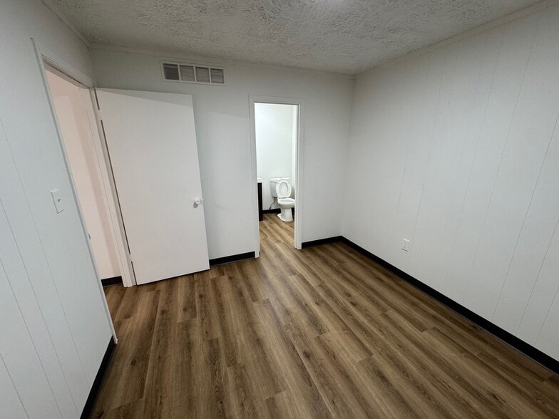 More Photos Of 1529 E Spruce St, Olathe Warehouse For Lease