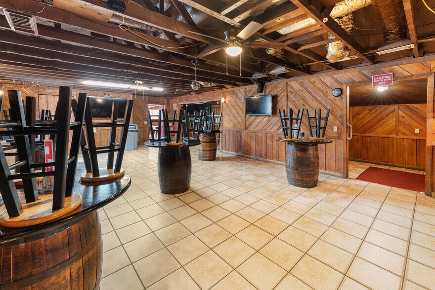 More Photos Of 512 S US Highway 301, Jesup Storefront For Sale