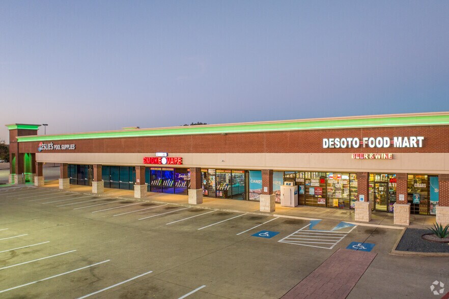 More Photos Of 901 N Polk St, DeSoto General Retail For Lease