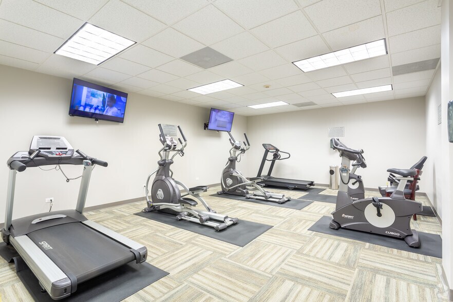 More Photos Of 15 Spinning Wheel Rd, Hinsdale Office For Lease