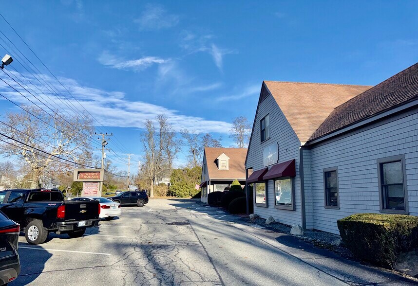 More Photos Of 567-575 E Main Rd, Middletown Freestanding For Lease