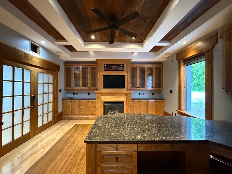 More Photos Of 361 King St, Midland Office For Sale