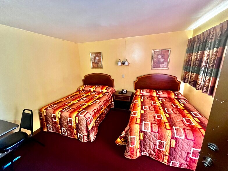 More Photos Of 215 N Broadway St, Post Hotel For Sale