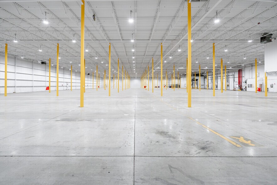 More Photos Of 9050 De L'invention, Montréal Warehouse For Lease