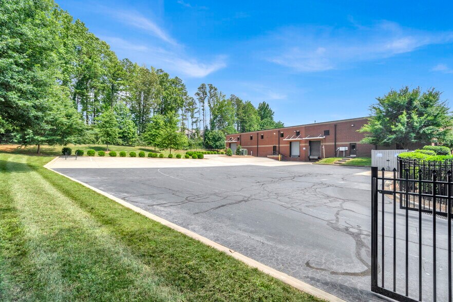 More Photos Of 2311 Executive St, Charlotte Warehouse For Sale