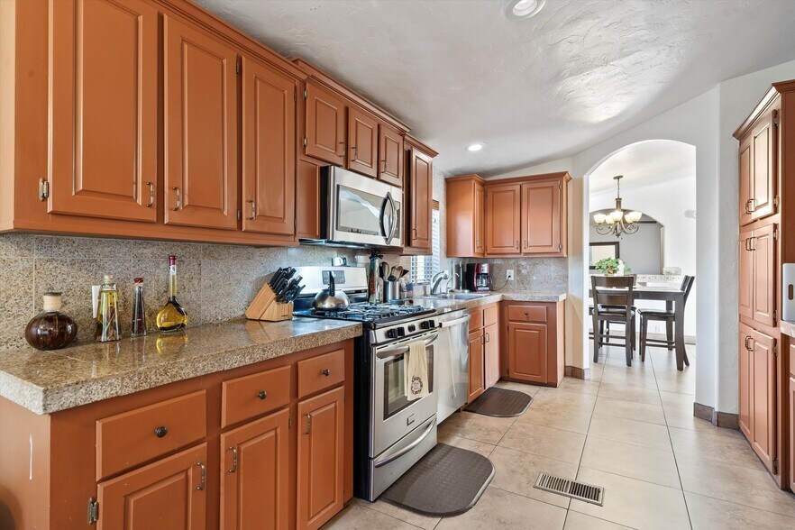 More Photos Of 706 N Old Hwy 77, Mammoth Restaurant For Sale