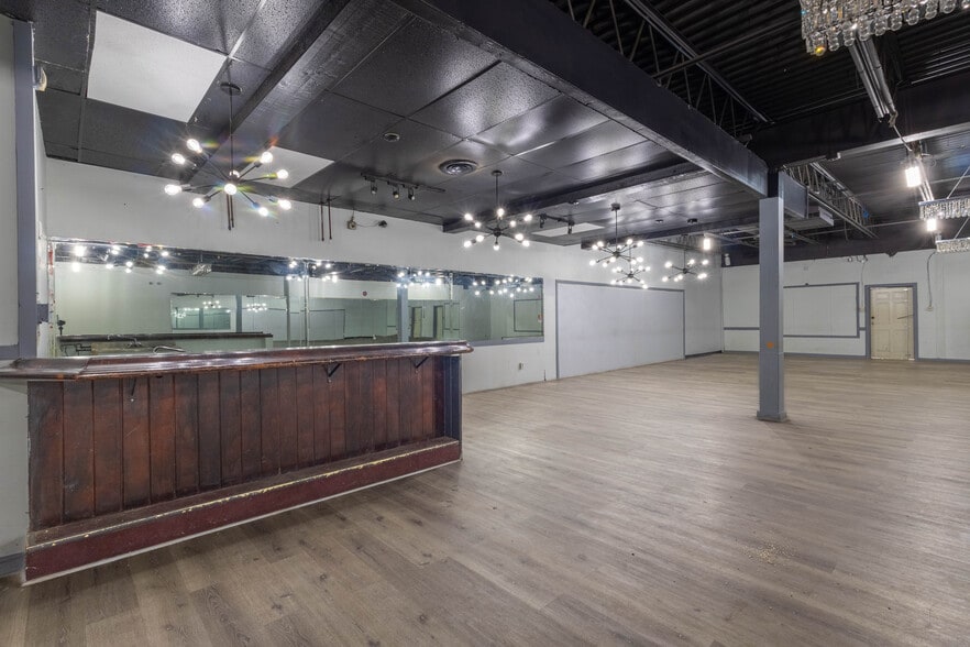 More Photos Of 3937-4050 N High School Rd, Indianapolis Freestanding For Sale