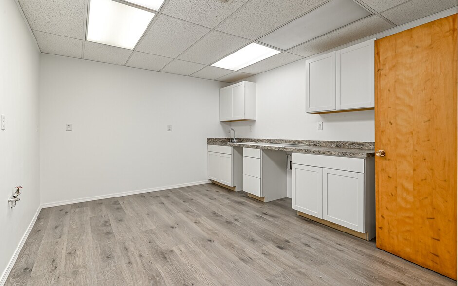 More Photos Of 508-512 N Jefferson st, New Castle Medical For Sale