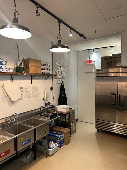 More Photos Of 3045 Monsarrat Ave, Honolulu Freestanding For Lease