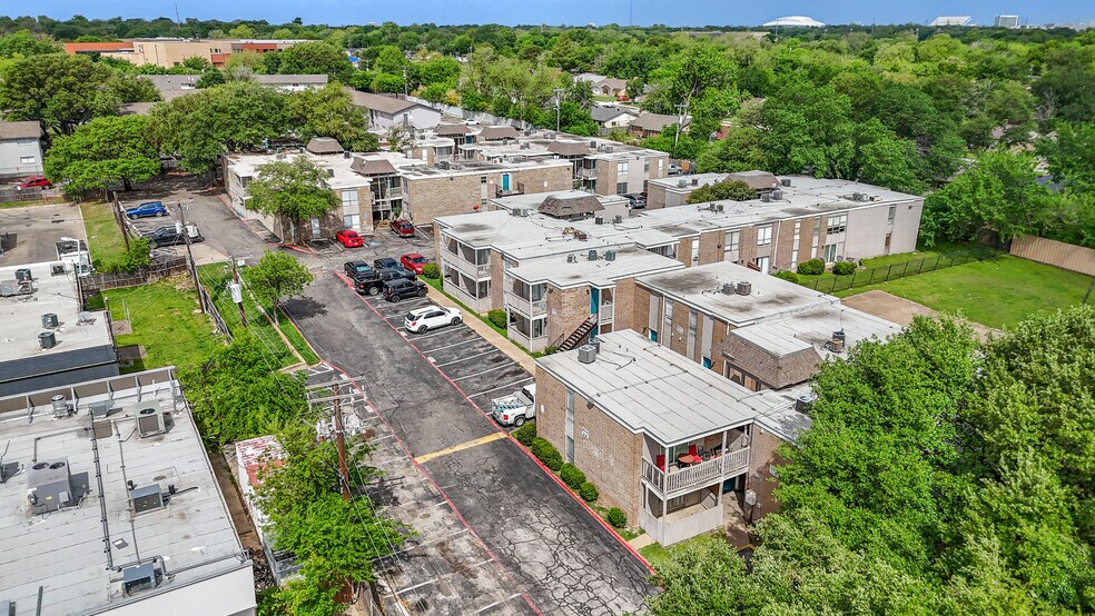 More Photos Of 2507 Airport Cir, Arlington Apartments For Sale