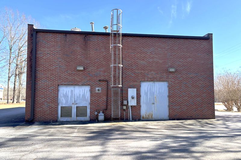 More Photos Of 914 S Broad St, Clinton Freestanding For Sale