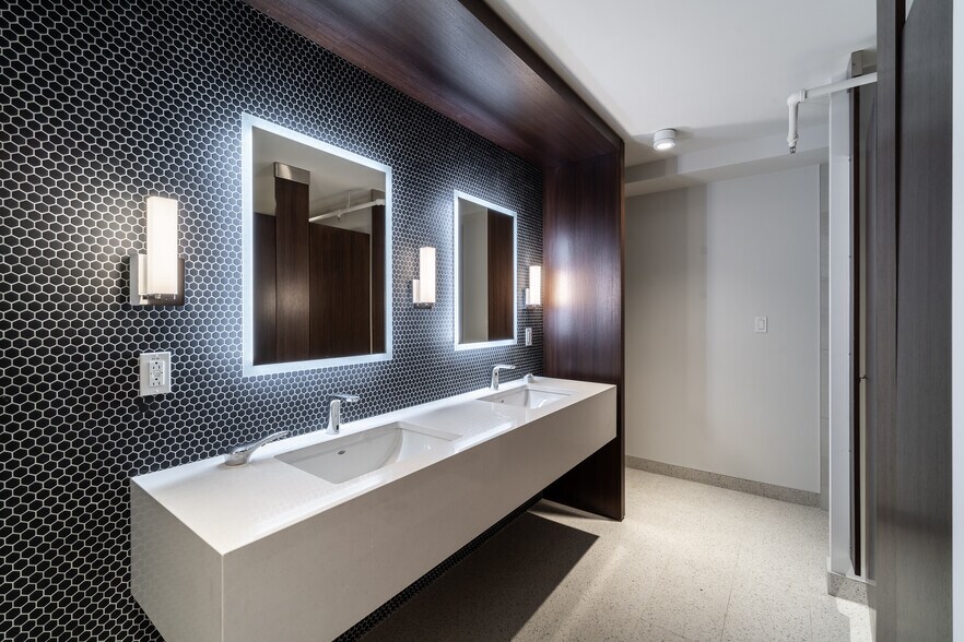 More Photos Of 7062-7064 Boul Saint-Laurent, Montréal Office For Sale