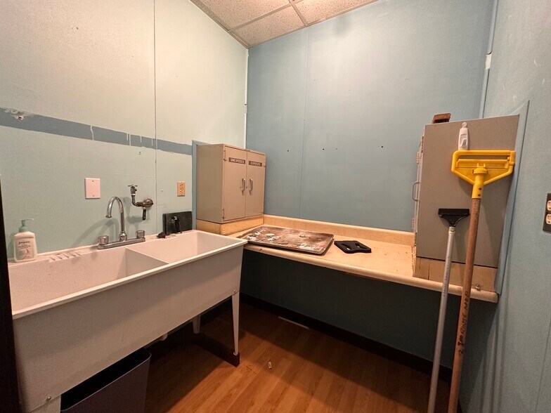 More Photos Of 811 N Macomb St, Monroe Office For Sale