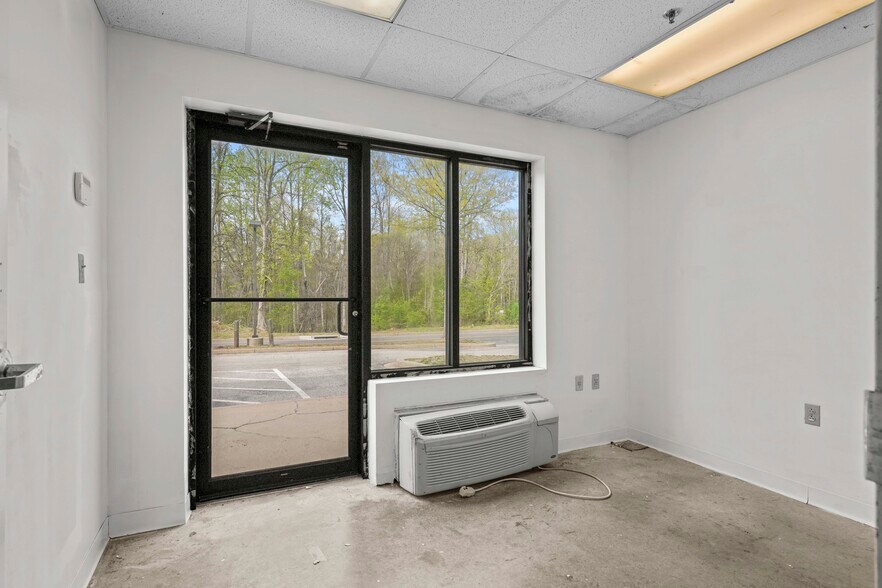 More Photos Of 301 Bugeye Sq, Prince Frederick Warehouse For Lease