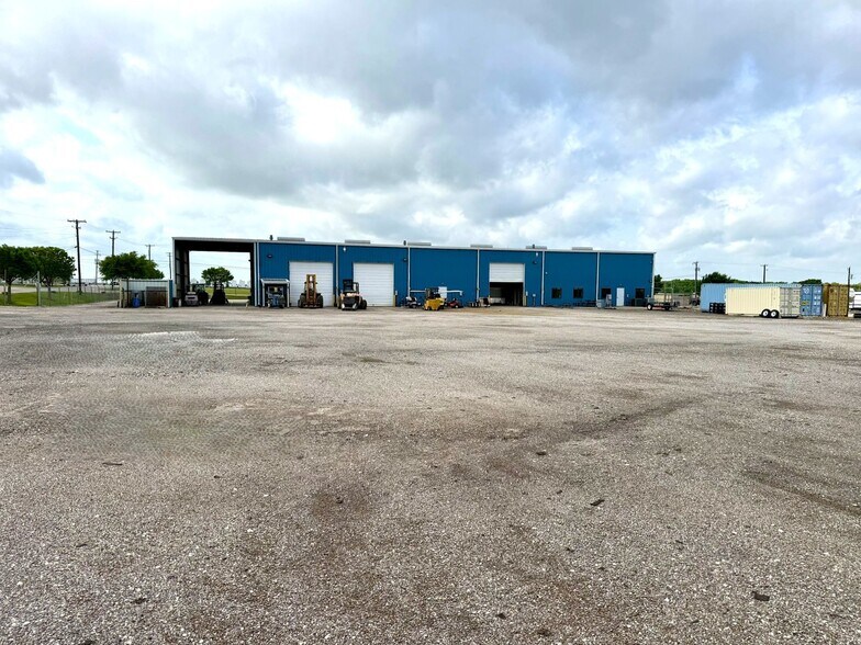 More Photos Of 110 E Barnett Dr, Cleburne Warehouse For Lease