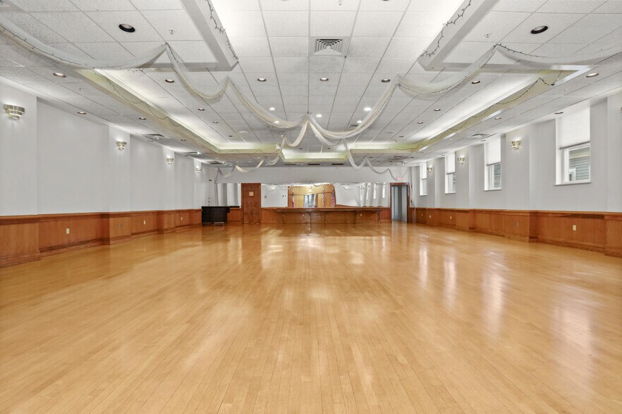 More Photos Of 17 Elm St, Greenwich Freestanding For Lease