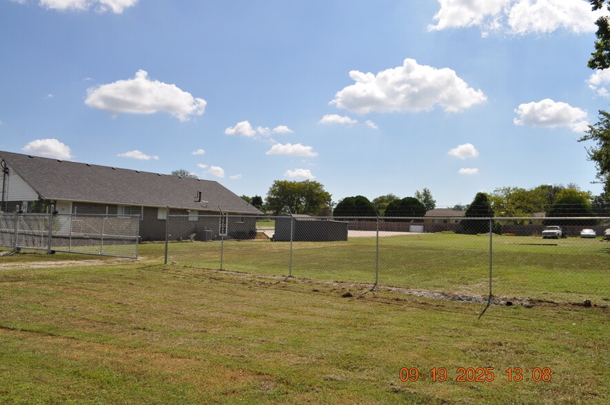 More Photos Of 15890 E Pine St, Tulsa Office For Sale