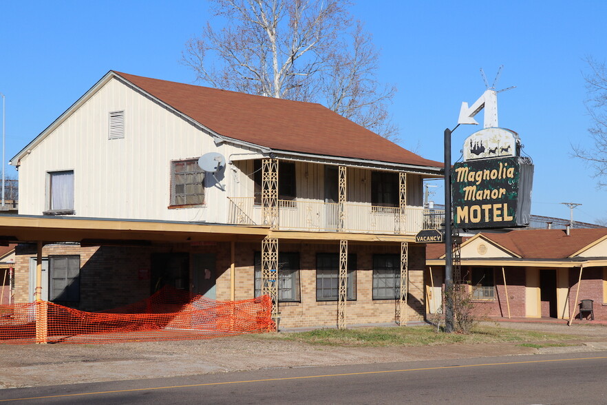 Primary Photo Of 1220 W 7th St, Texarkana Hotel For Sale