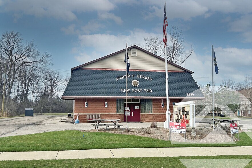 Primary Photo Of 8840 Macomb St, Grosse Ile General Retail For Sale